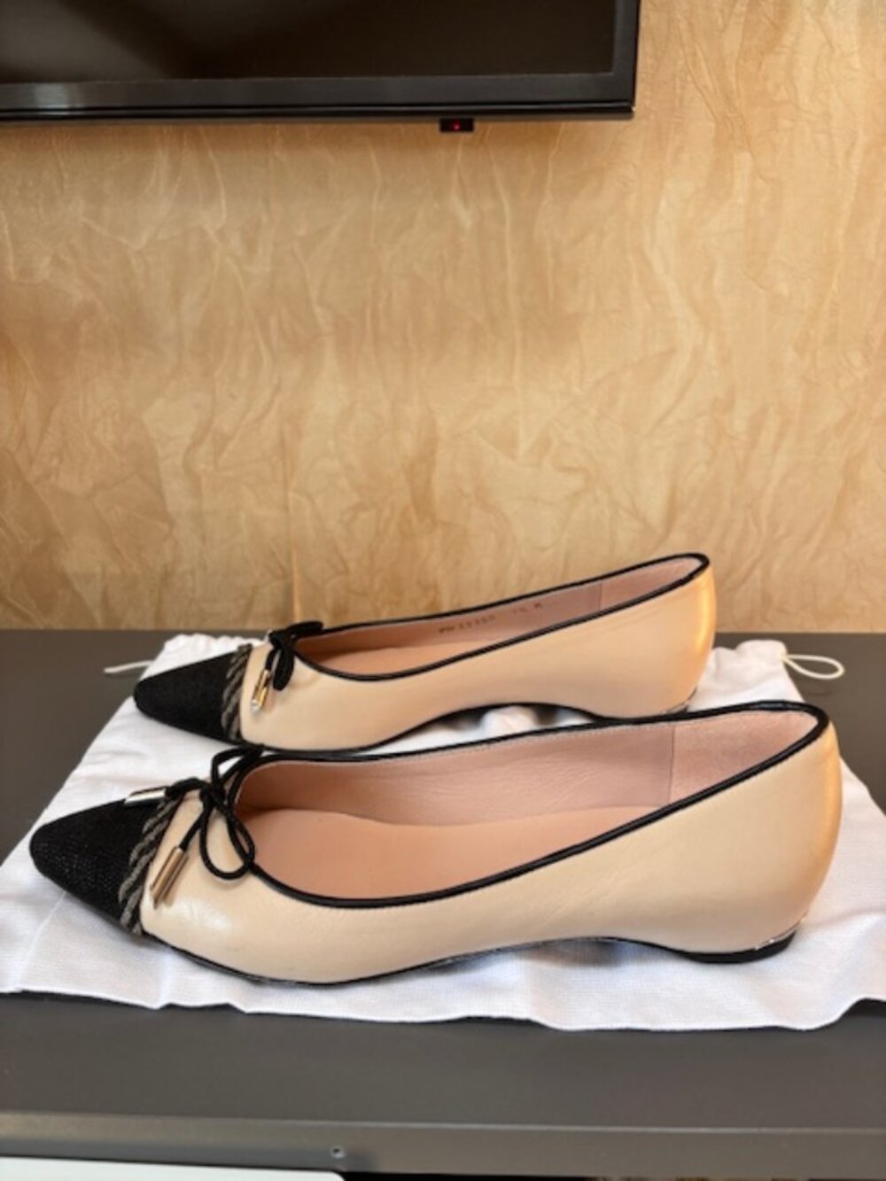 Stuart Weitzman Sparkly Pointed Toe Flats with bow Size 7.5 - Picture 2 of 10
